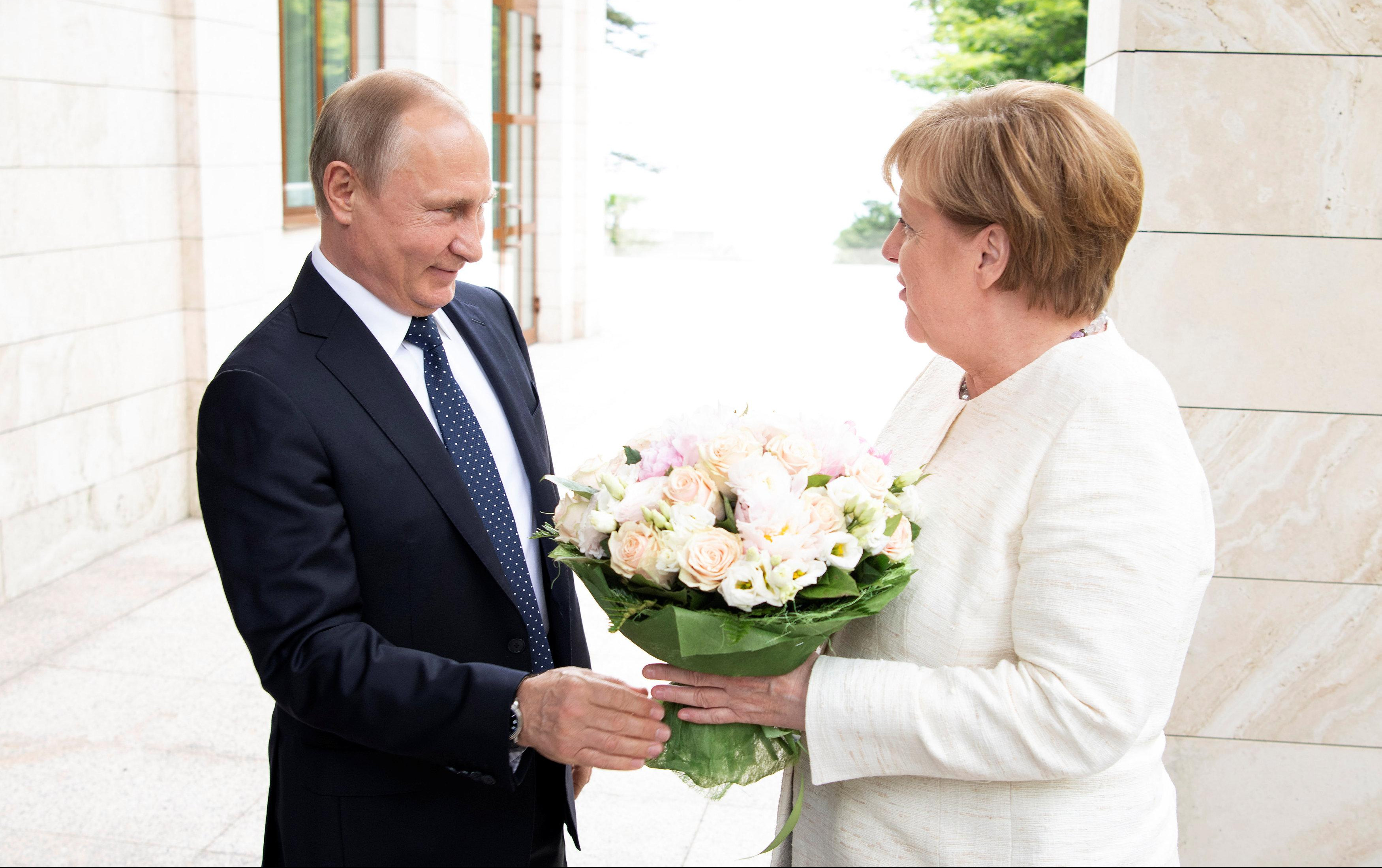 U STRAHU SU VELIKE OČI! NEMAČKI MEDIJI SUMNJAJU NA PUTINA: Samo Rusima odgovara odlazak Angele Merkel!