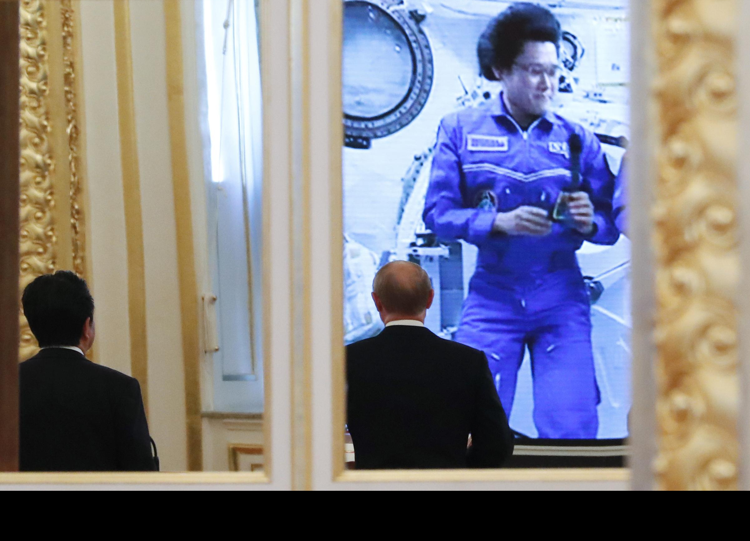 (FOTO) JAPANAC U KREMLJU: ​Putin i Abe razgovarali sa astronautima na MSS!