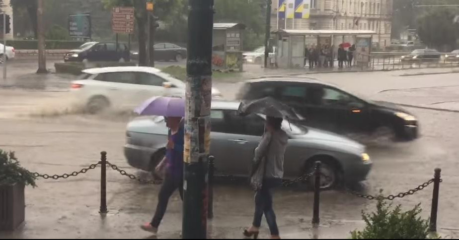 (VIDEO) POPLAVLJENE ULICE U SARAJEVU: Olujno nevreme pogodilo glavni grad BiH!