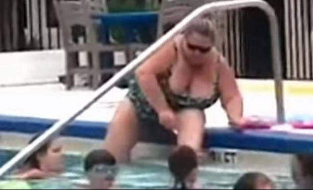 (VIDEO) FUJ! PRIZOR ŠOKIRAO KUPAČE: Žena brije noge u prepunom bazenu