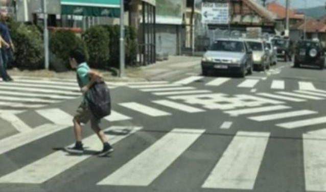 HOROR U LESKOVCU! Dečak (7) pregažen na pešačkom prelazu, pokušao je da ustane, a ONDA SE STROPOŠTAO NA BETON (VIDEO)