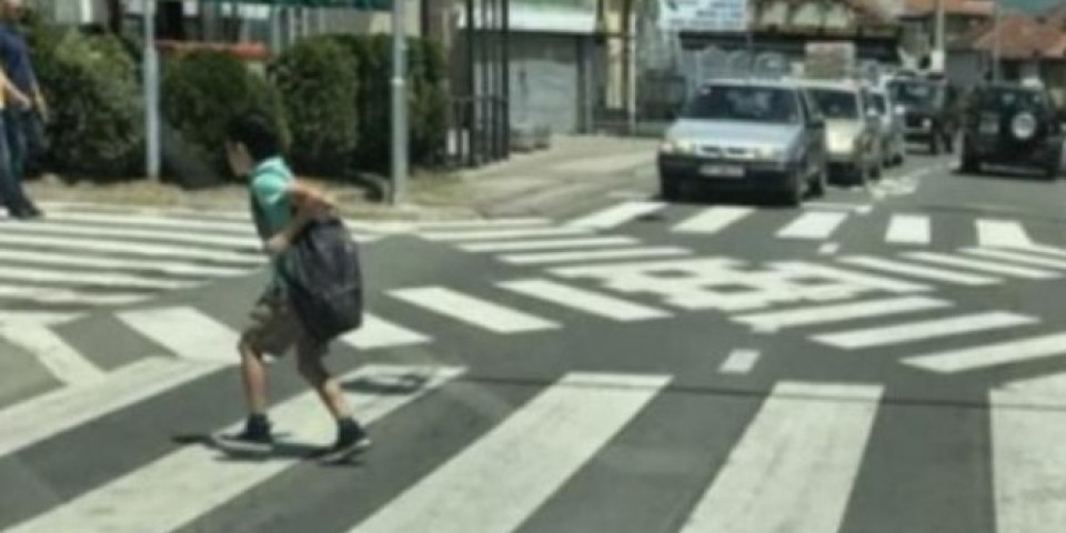 HOROR U LESKOVCU! Dečak (7) pregažen na pešačkom prelazu, pokušao je da ustane, a ONDA SE STROPOŠTAO NA BETON (VIDEO)