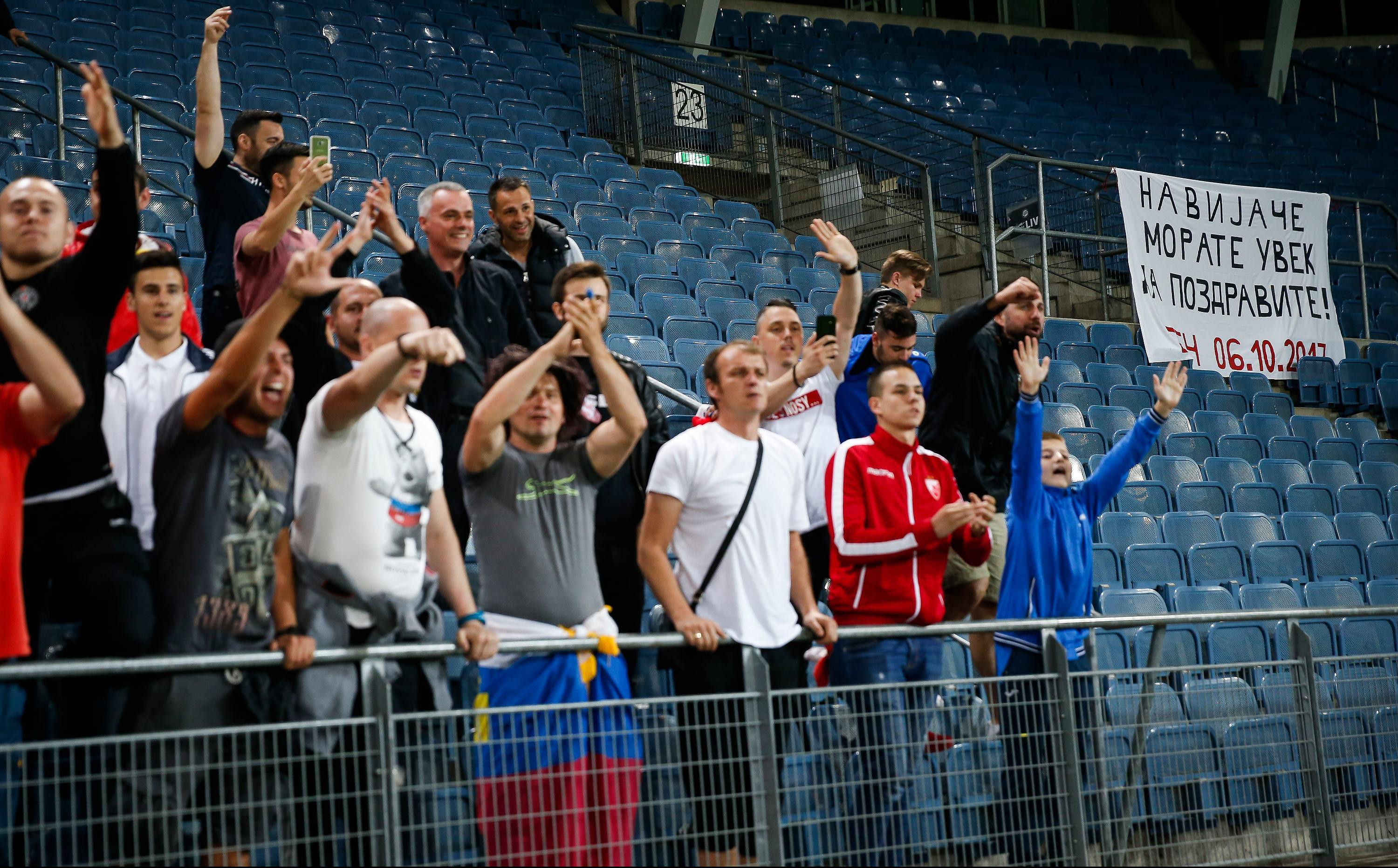 (FOTO) NAVIJAČE UVEK MORATE DA POZDRAVITE! Publika imala poruku za fudbalere Srbije!