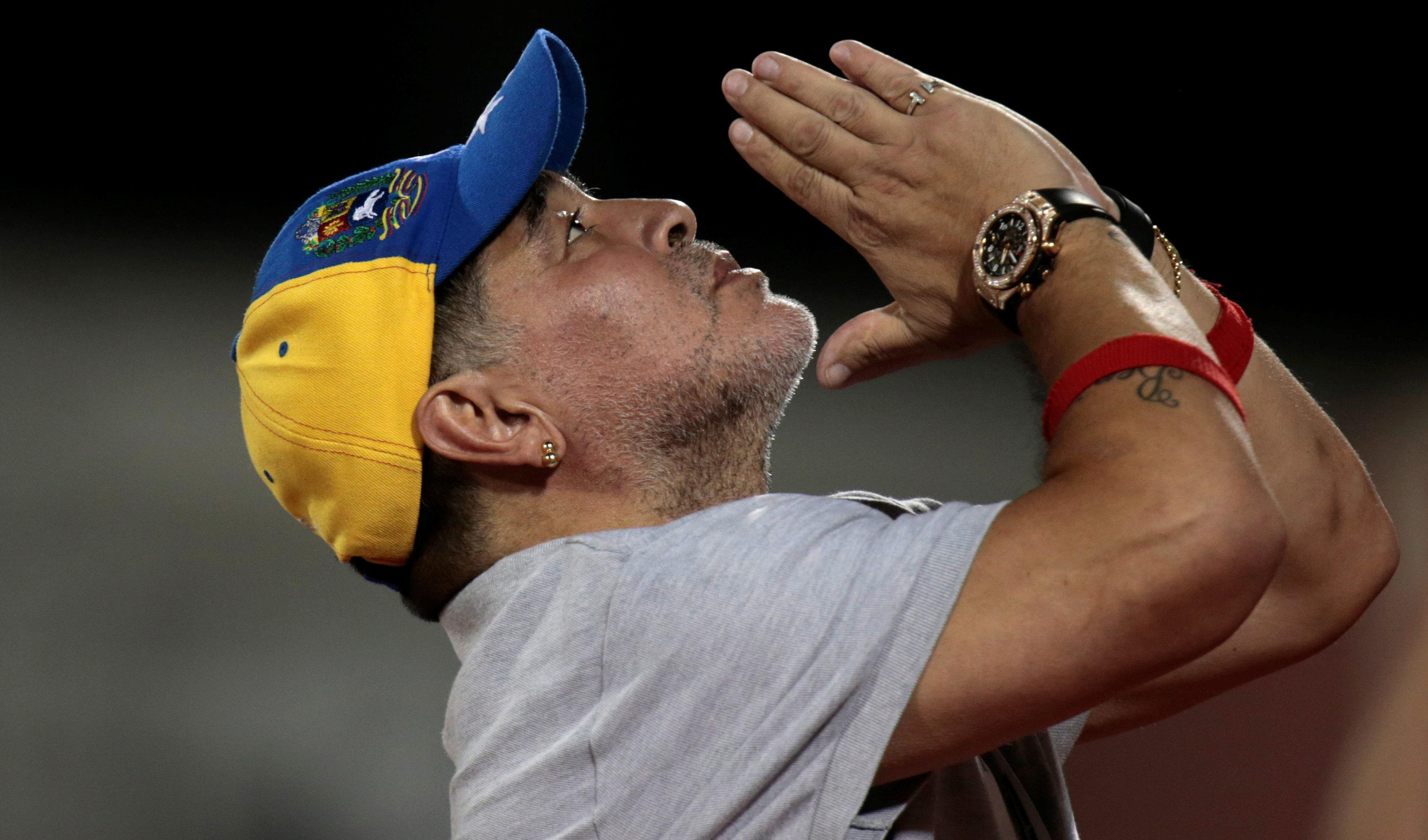 (VIDEO) NI NA DROGAMA, NI U BELIM SOBAMA! Maradona đuska uz pesmu Rikošet!