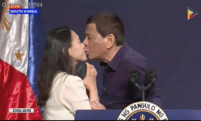 FILIPINSKI PREDSEDNIK PODNOSI OSTAVKU? Pa šta ako sam poljubio nepoznatu ženu u usta, TO JE ČIST ŠOUBIZNIS!
