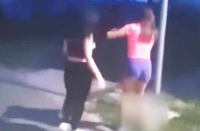 (VIDEO) UŽASNO! POKUŠALA DA SE UBIJE DEVOJČICA (15) koja na jezivom snimku BRUTALNO TUČE SVOJU DRUGARICU!