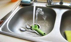 DA VAŠA SUDOPERA PONOVO ZABLISTA! Iskusne domaćice otkrivaju trik za temeljno čišćenje, a za to vam je potreba jedna namirnica!