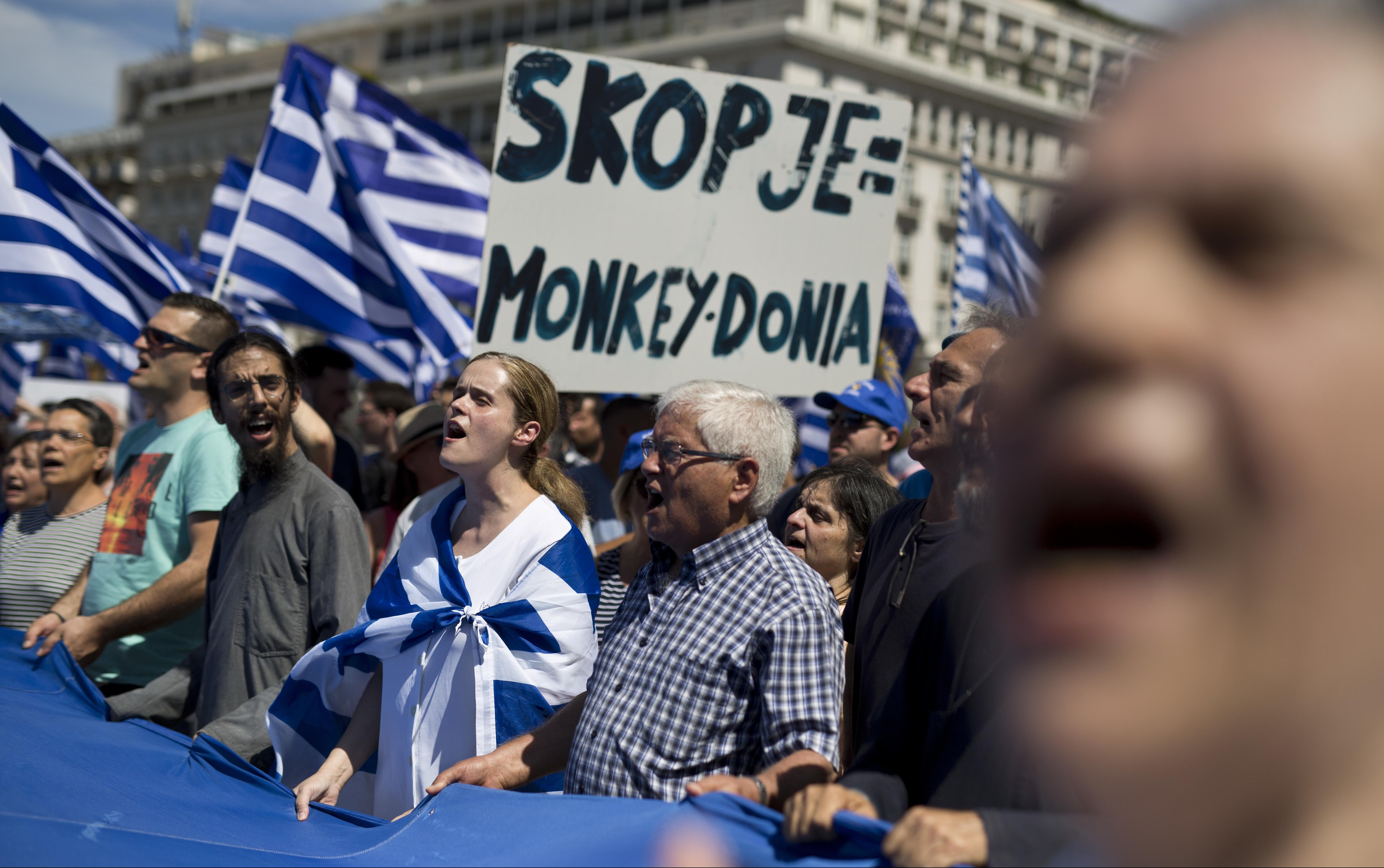 (FOTO) POTPUNI HAOS U GRČKOJ! Demonstranti pokušali da uđu u parlament!