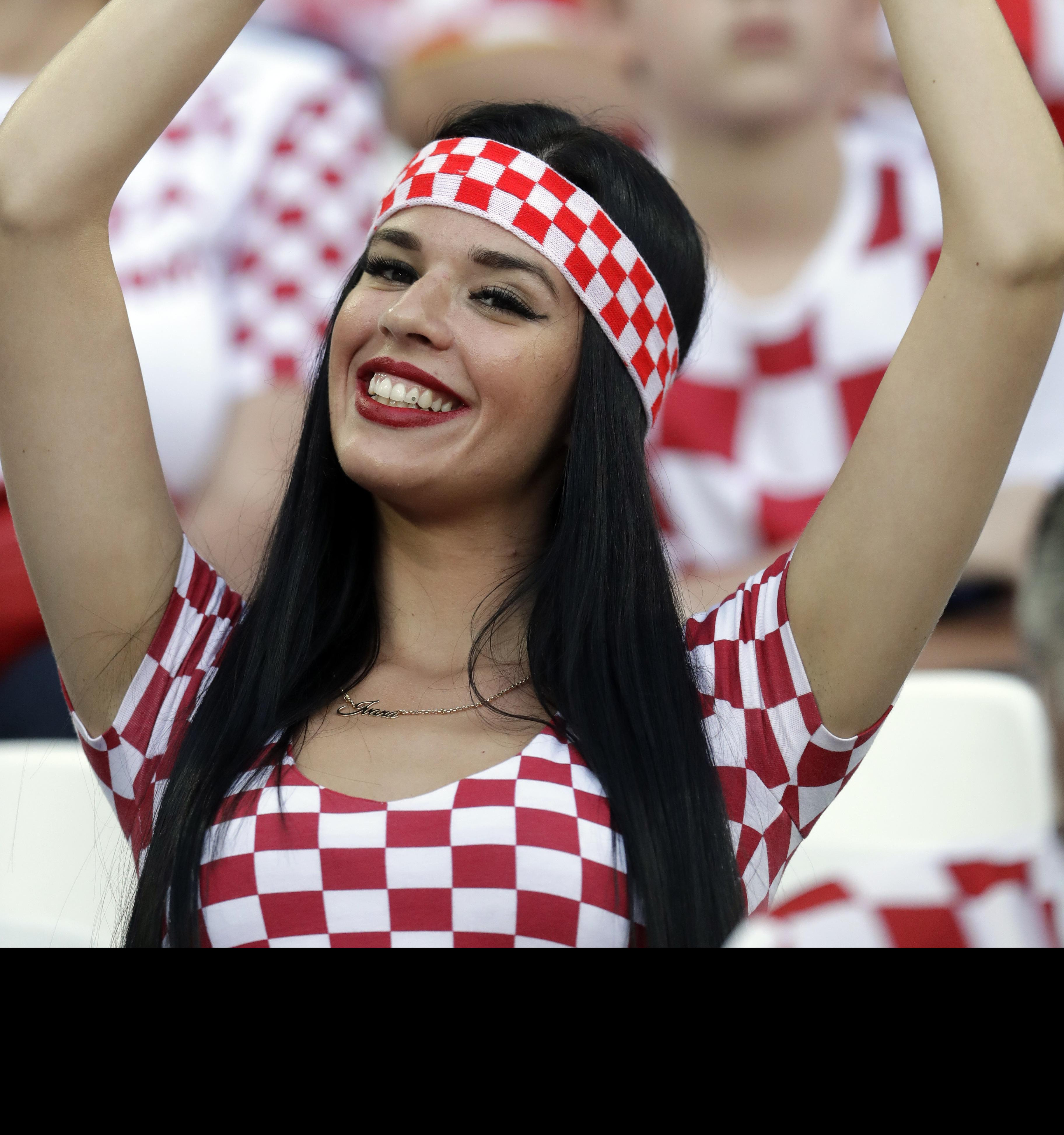 (FOTO) KAKAV FUDBAL SVI GLEDAJU U NJU! Sve oči uprte u seksi navijačicu Hrvatske!