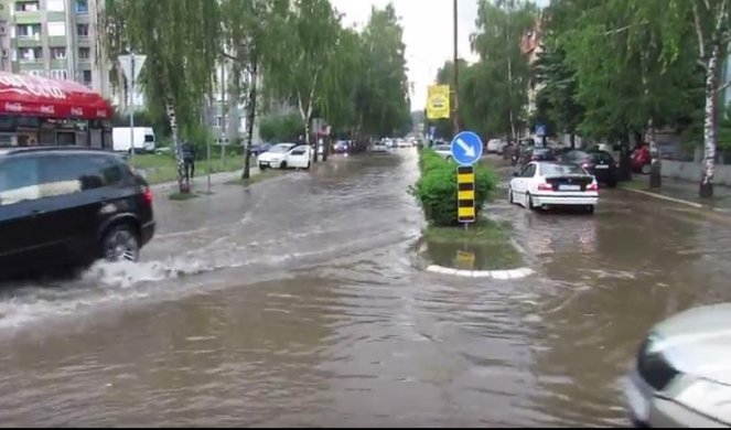(VIDEO) POTOP U ČAČKU: Snažno nevreme potopilo ulice, građani potražili spas na krovovima automobila!