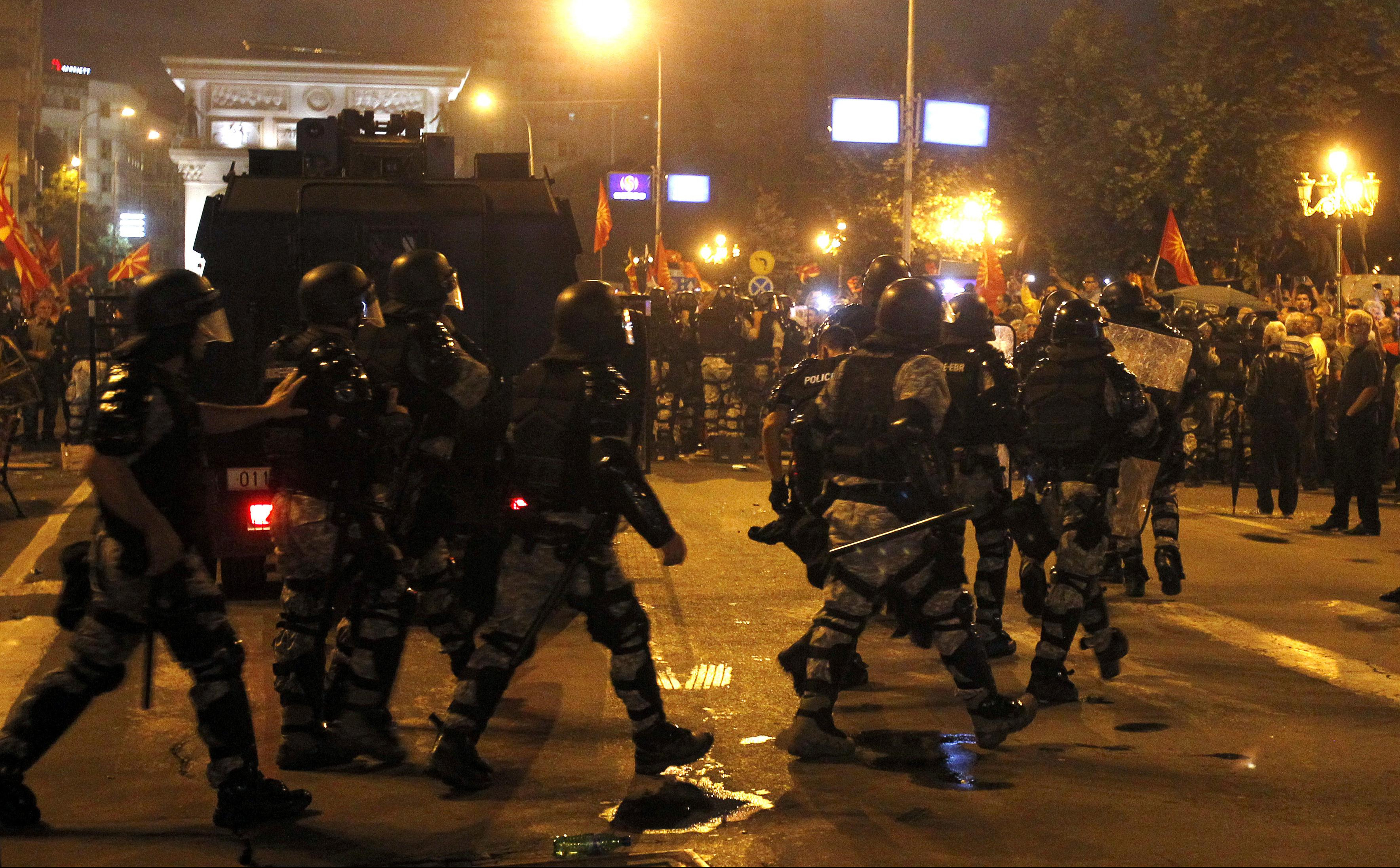(FOTO) HAOS U MAKEDONIJI! Na protestima protiv Zaeva povređeno 17 osoba, privedeno 26!