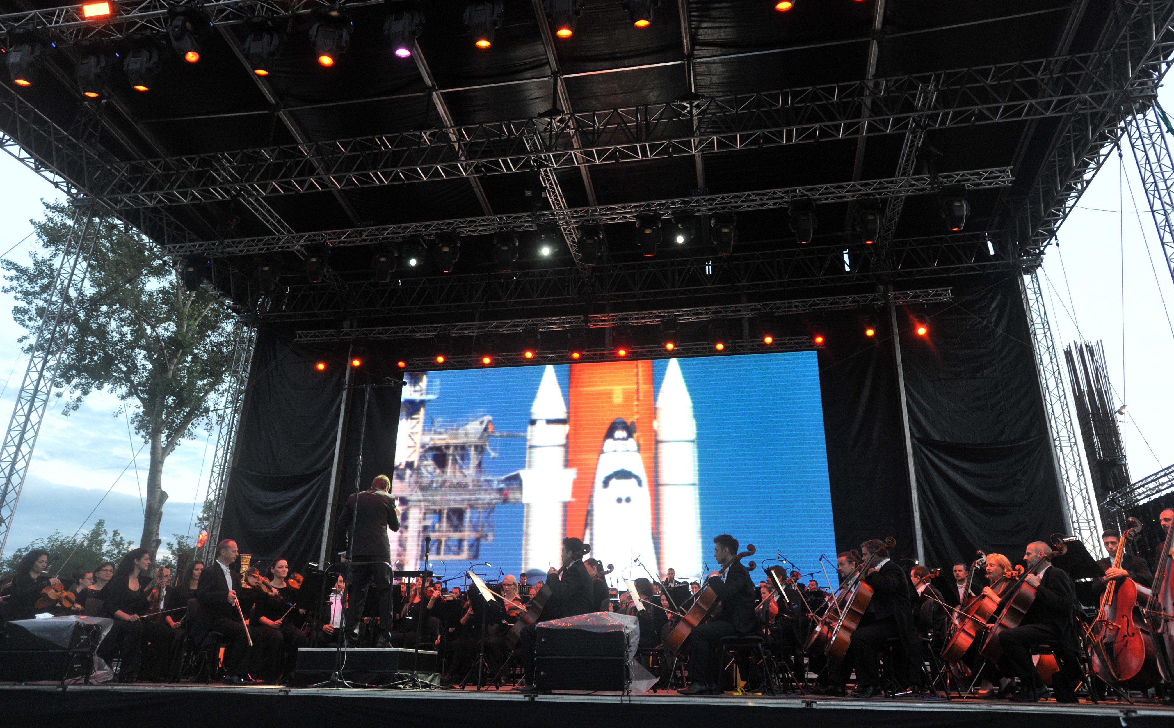 (FOTO) VIŠE OD 30. 000 LJUDI UŽIVALO U spektakularnom koncertu Beogradske filharmonije na Ušću!