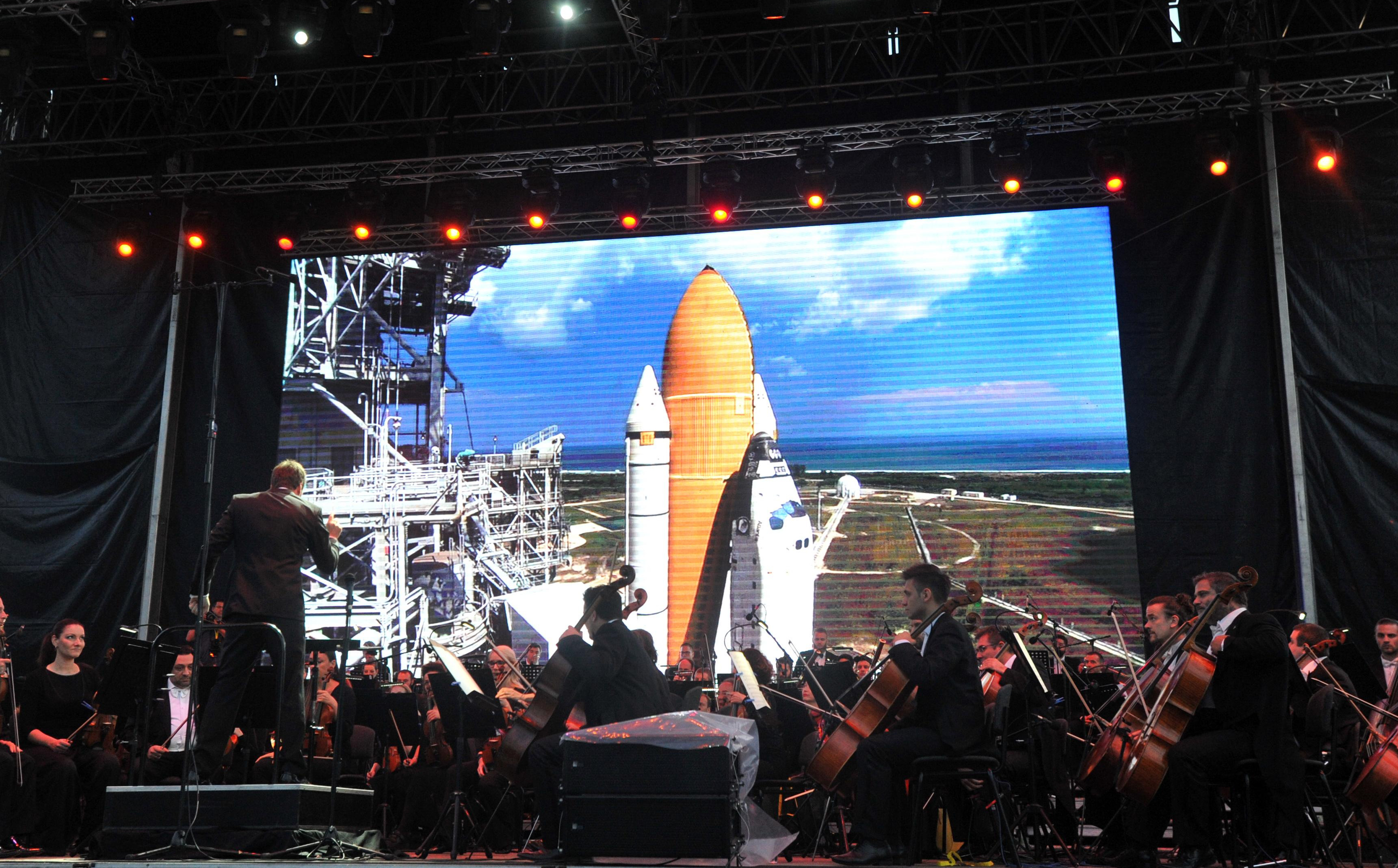 (FOTO) SPEKTAKL POD VEDRIM NEBOM: Beogradska filharmonija održala koncert pred 30.000 ljudi