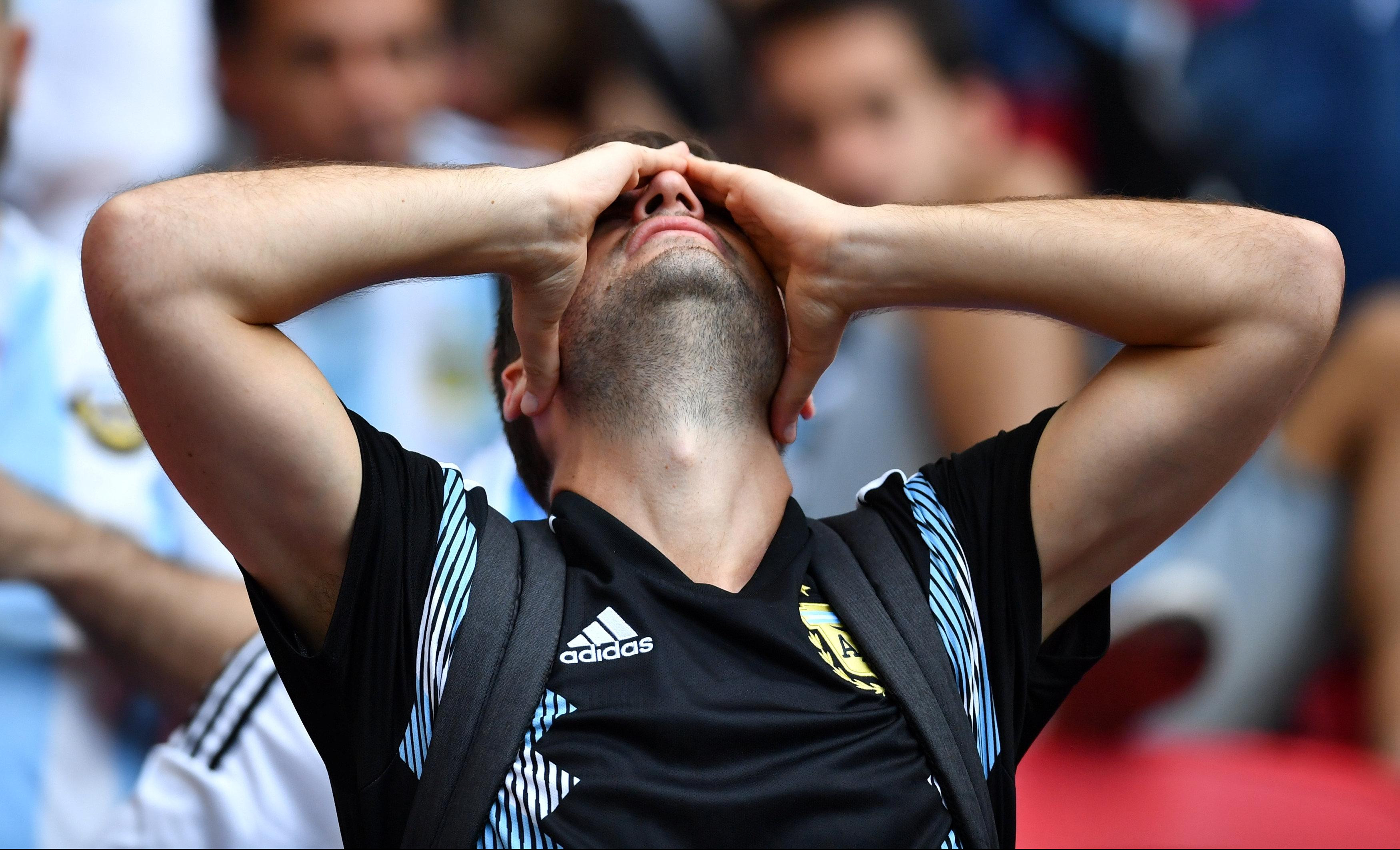 (FOTO) SUZA, TUGA, OČAJ... Argentinski navijači teško podneli ispadanje sa Mundijala
