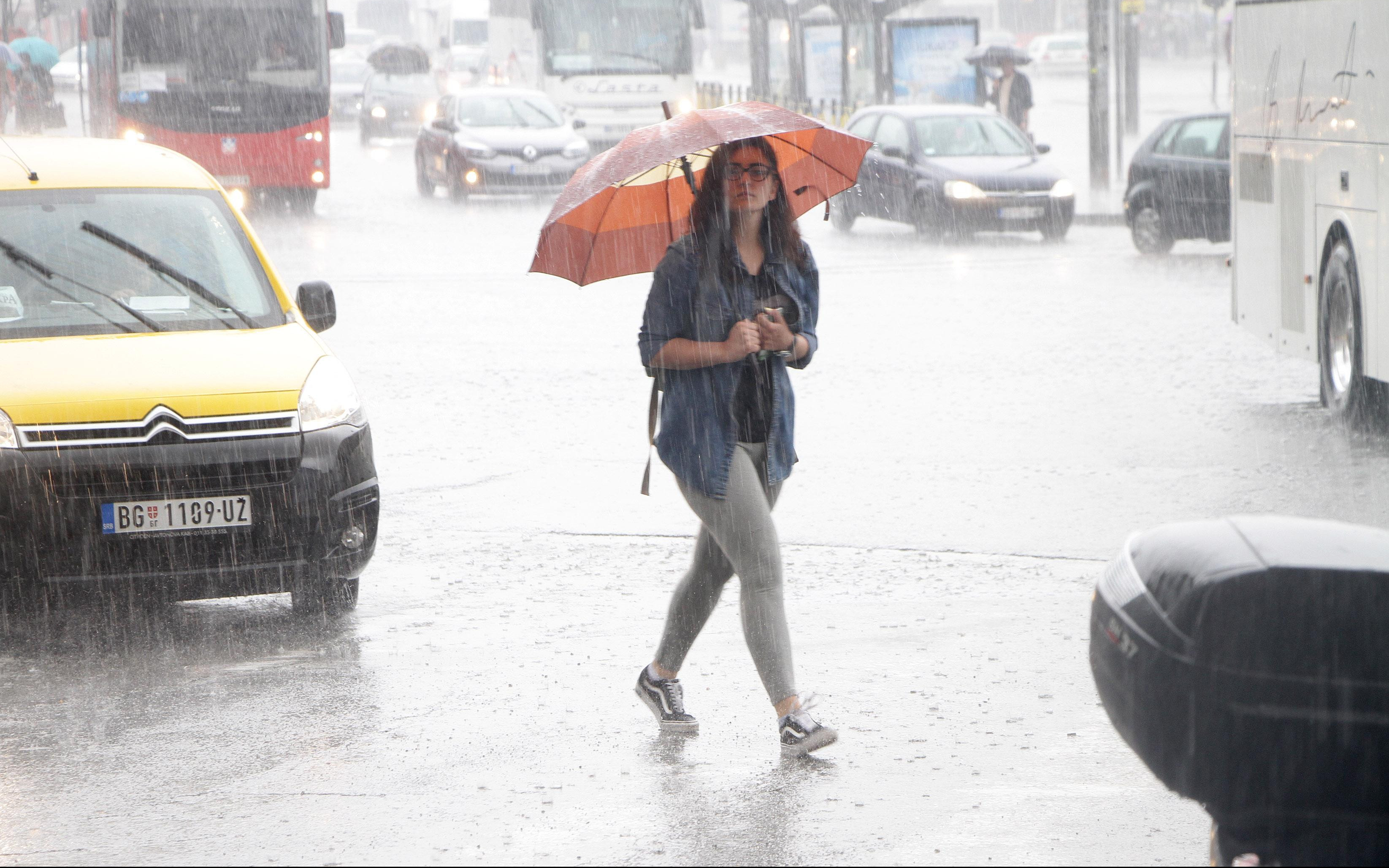 (FOTO) BEOGRADU PRETI NEZAPAMĆENO NEVREME! RHMZ upozorava: Nigde bez kišobrana, očekuje se 20 do 30 litara kiše, GRAD I OLUJNI VETAR!