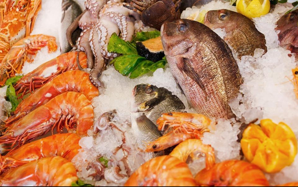 ŠOKANTNE TVRDNJE POZNATE NUTRICIONISTKINJE: Trgovci ribu i meso drže u rastvoru koji je kancerogen i koristi se za leševe