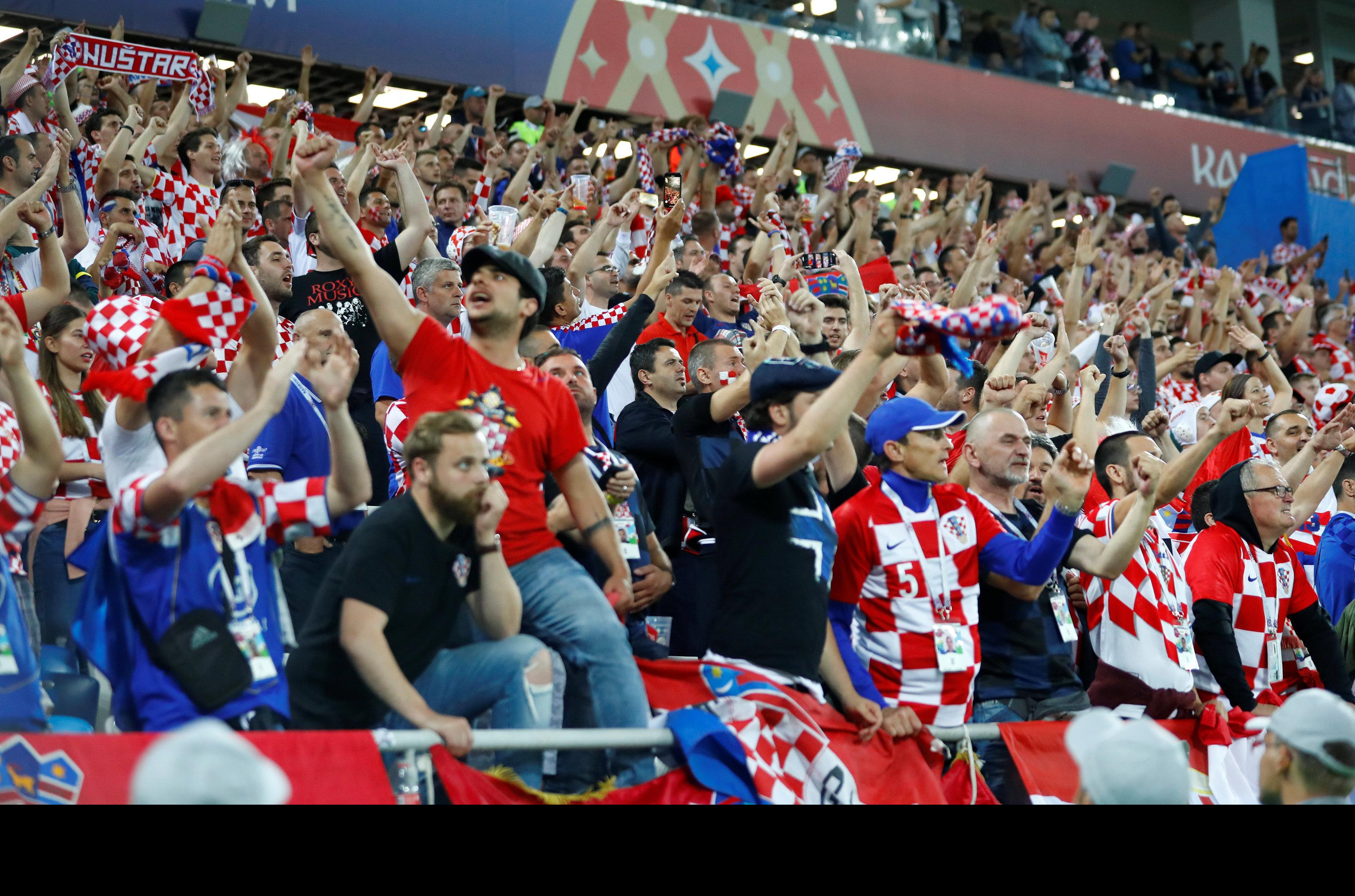 (FOTO) OVO NEĆE NA DOBRO DA IZAĐE! Hrvati MASOVNO NAVIJAJU za Srbiju!