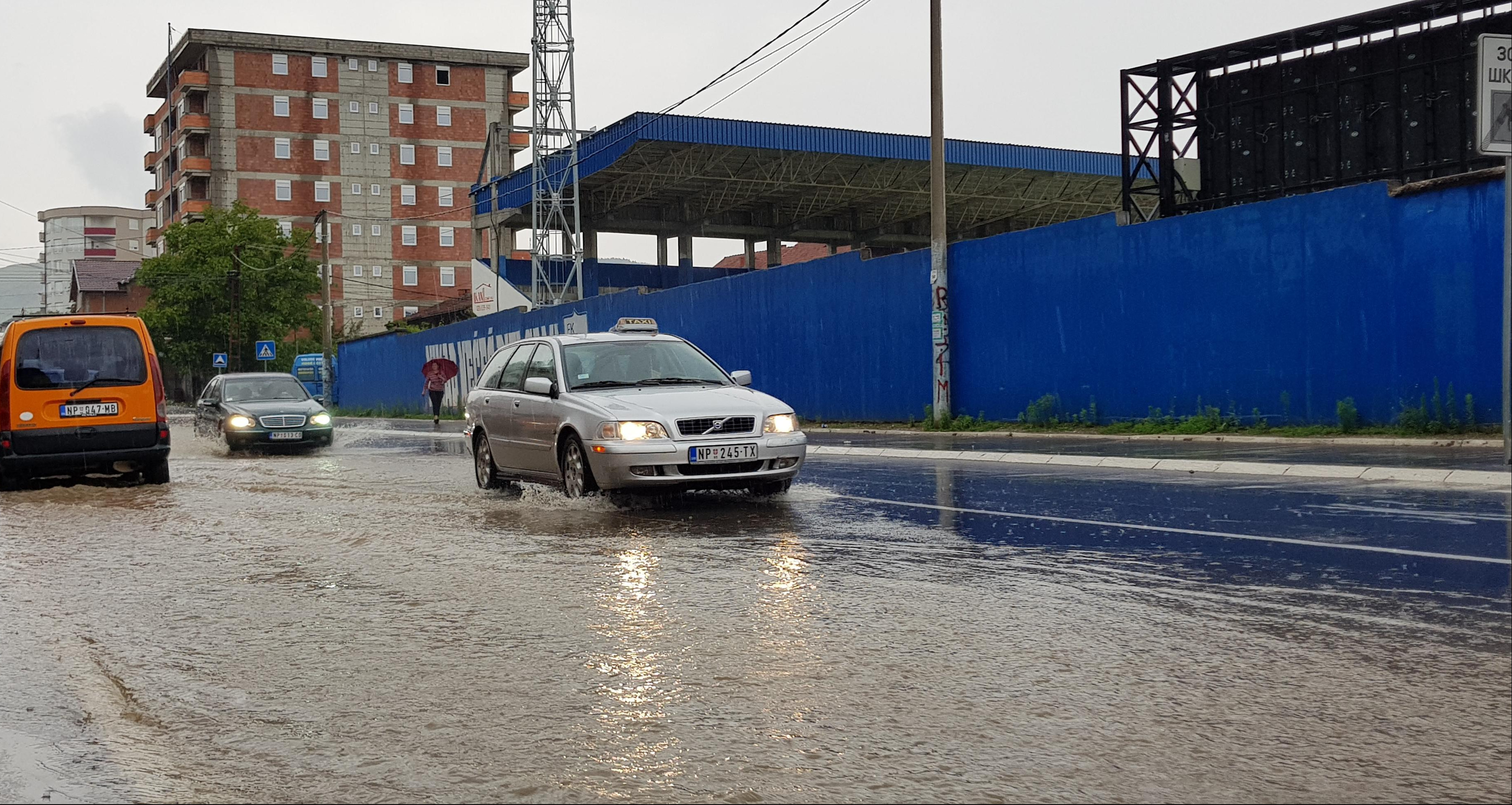 (FOTO/VIDEO) POTOP U NOVOM PAZARU! Kiša napravila haos, voda ušla u pojedina dvorišta!