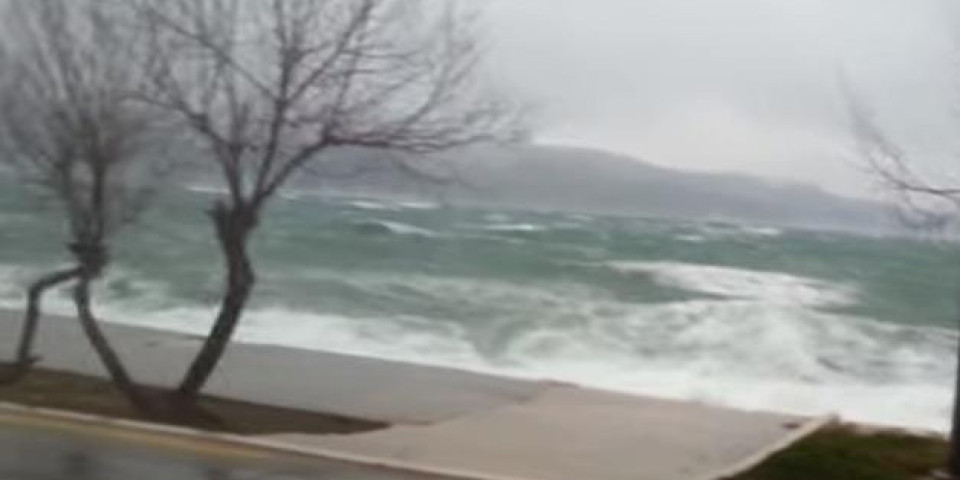 U Hrvatskoj zbog orkanske bure za saobraćaj zatvoren Paški most i pojedini putevi