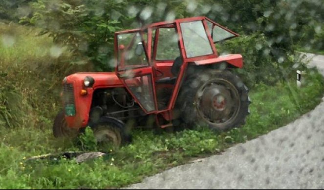 JEZIVA NESREĆA KOD BAČKE TOPOLE Čovek ispao iz kombija nakon sudara sa traktorom, POGINUO NA LICU MESTA, traktor potom naleteo na kola koja su išla iza