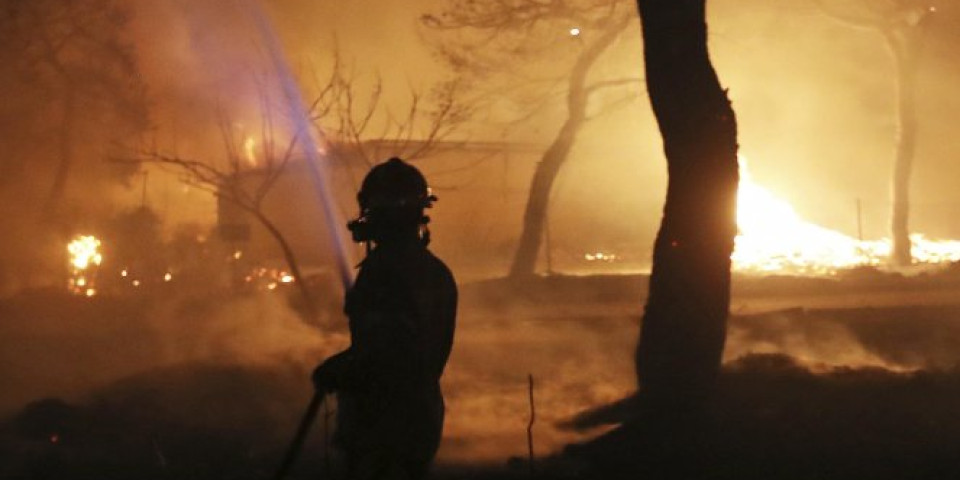 POŽAR U GRČKOJ, EVAKUISANO OKO 400 DECE! Više od 80 vatrogasaca i policajaca gasi plamenu stihiju!