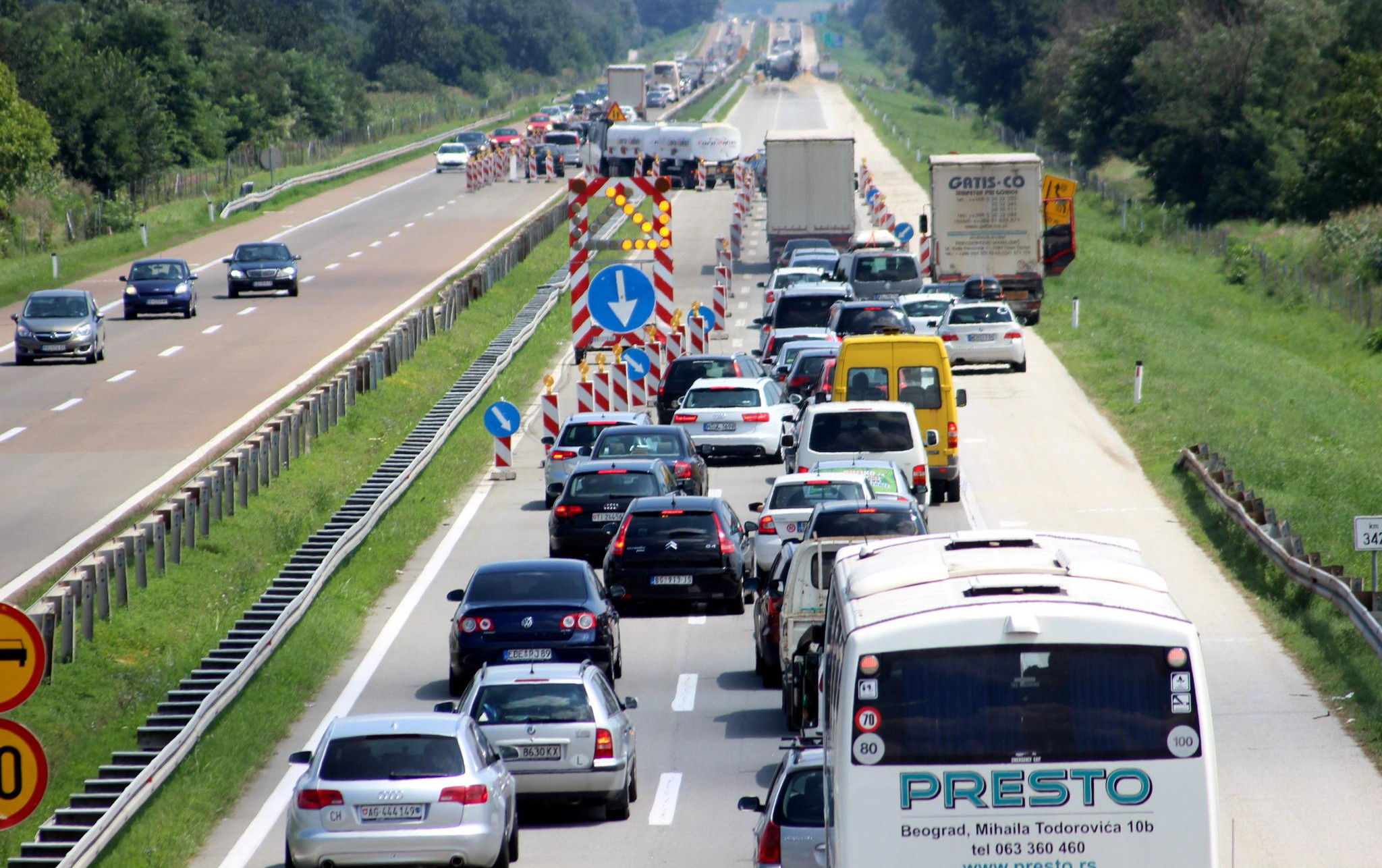 UMEREN SAOBRAĆAJ, zbog letnje turističke sezone više vozila na autoputevima!