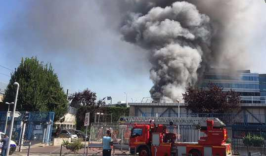 SABOTAŽA?! STRAŠAN POŽAR U PARIZU! Zbog vatrene stihije na železničkoj stanici evakuisano 2.500 ljudi, SAOBRAĆAJ U KOLAPSU, DELOVI GRADA BEZ STRUJE!