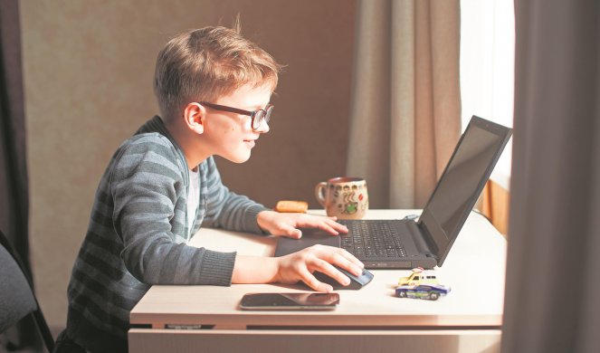 (VIDEO) ANKETA: Da li bi deci trebalo ograničavati vreme provedeno za kompjuterom?
