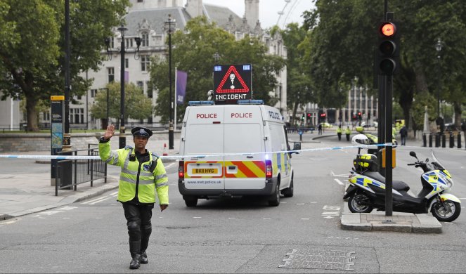 DRAMA U LONDONU! Izbodena dvojica policajaca, jedan teško povređen