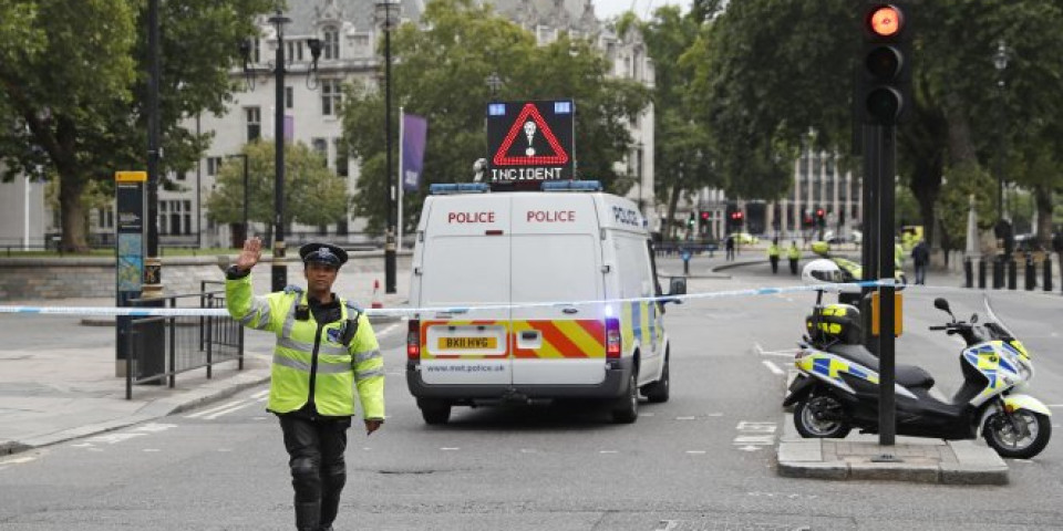 DRAMA U LONDONU! Izbodena dvojica policajaca, jedan teško povređen