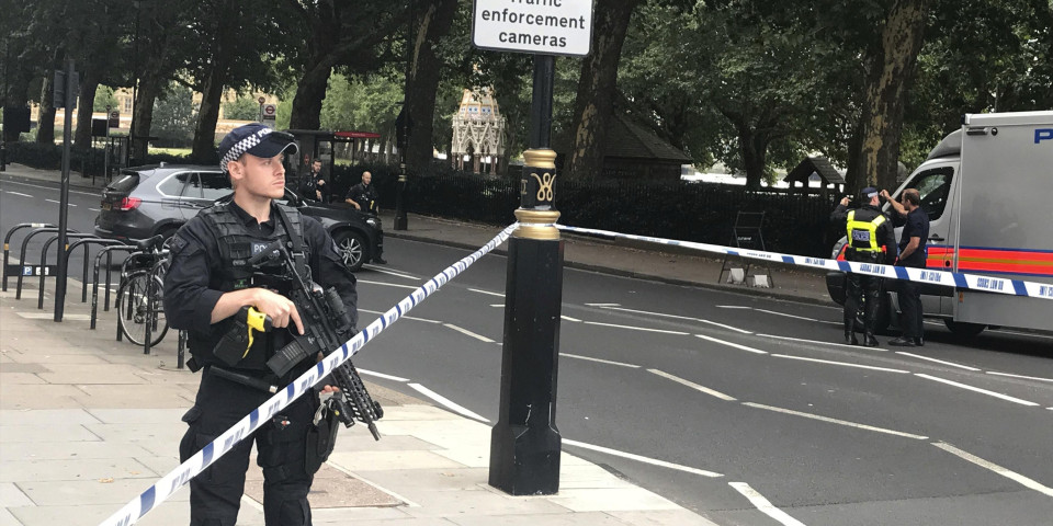 UPUCAN TERORISTA U LONDONU?! Prvo izbo nekoliko ljudi, A ZATIM GA JE SREDILA POLICIJA (VIDEO)