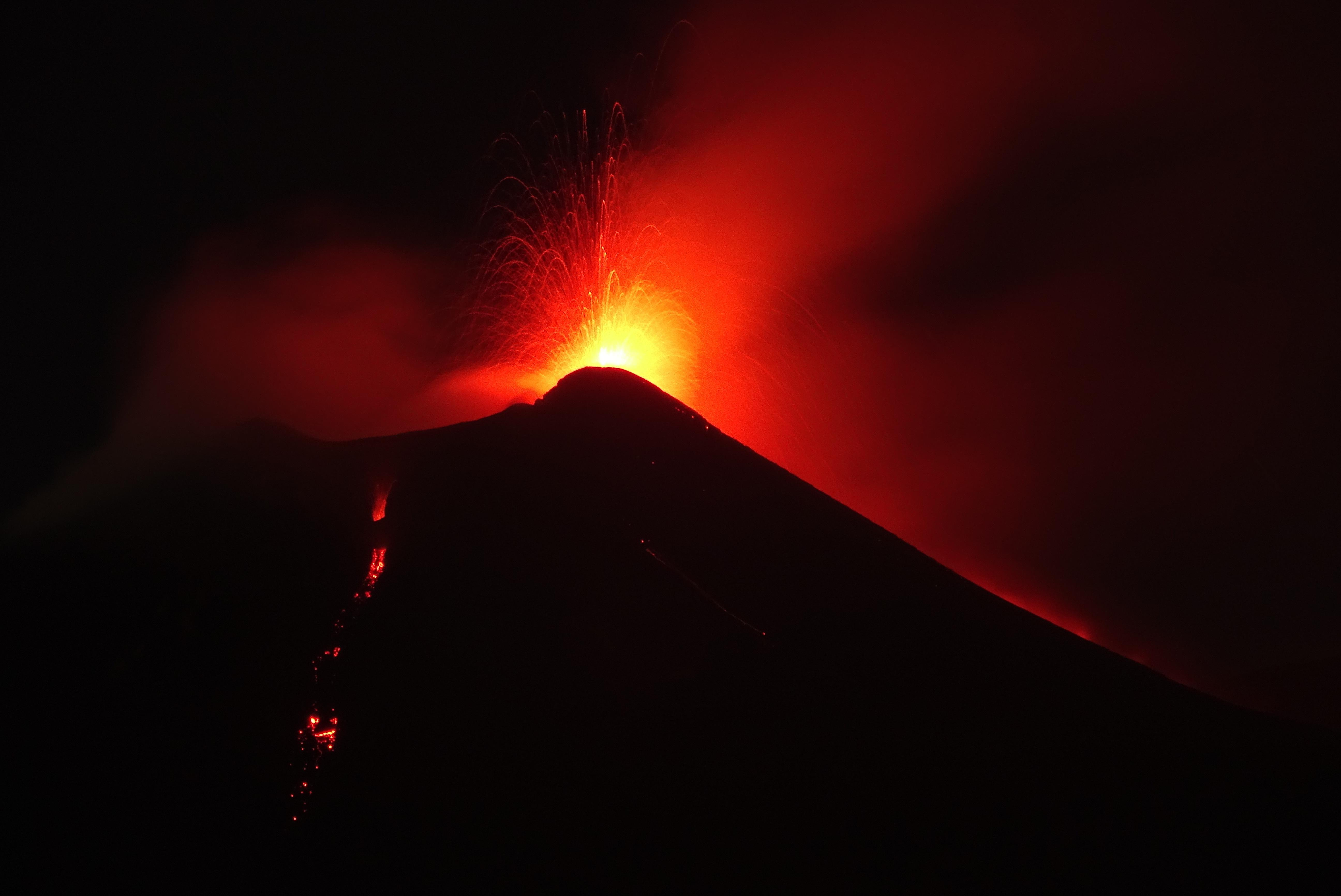 VULKAN PODIVLJAO! Probudila se Etna, LAVA ŠIKLJA I 100 METARA UVIS! Foto/Video