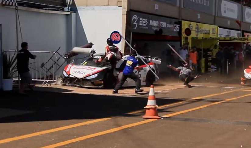 (UZNEMIRUJUĆI VIDEO) JEZIVA SCENA! Automobil u boksu pokosio mehaničare!
