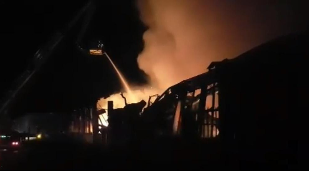 (VIDEO/FOTO) STRAVIČAN POŽAR U NOVOM SADU! Vatra uništila prostorije fabrike "Janković", vatrogasci od noćas gase požar! 