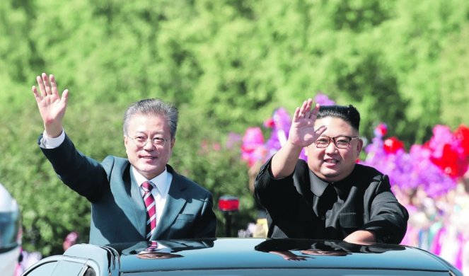 (FOTO) UJEDINJENJE! DVA ZARAĆENA SUSEDA OPET PRIJATELJI: Kim primio kao kralja lidera Južne Koreje!