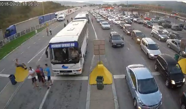 (FOTO) GUŽVE NA GRANICAMA ZA KRAJ VIKENDA: Putnička vozila čekaju oko sat, kamioni tri sata!