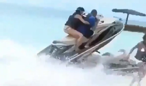 (VIDEO) KO TI DADE DOZVOLU?! Bizarna nezgoda na sred plaže, skuter za vodu poleteo nakon sudara!