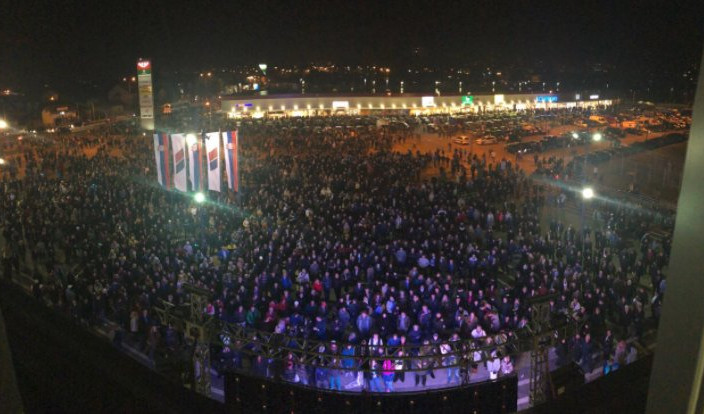 (FOTO) 10.000 LJUDI OSTALO ISPRED HALE U KRALJEVU! Dvorana premala za sve koji su došli na proslavu JUBILEJA SNS!