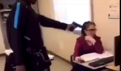 (VIDEO) DRAMA NASRED ČASA! Srednjoškolac pretio profesorki i uperio joj pištolj u glavu!