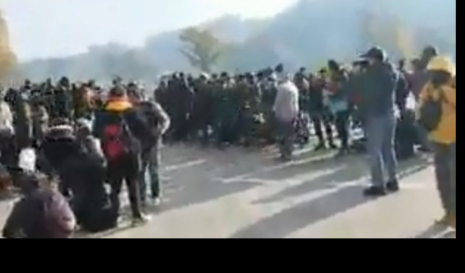(VIDEO/FOTO) DRAMA NA GRANICI: Migranti probili kordon između BiH i Hrvatske, sukobili se sa policijom, ima povređenih!