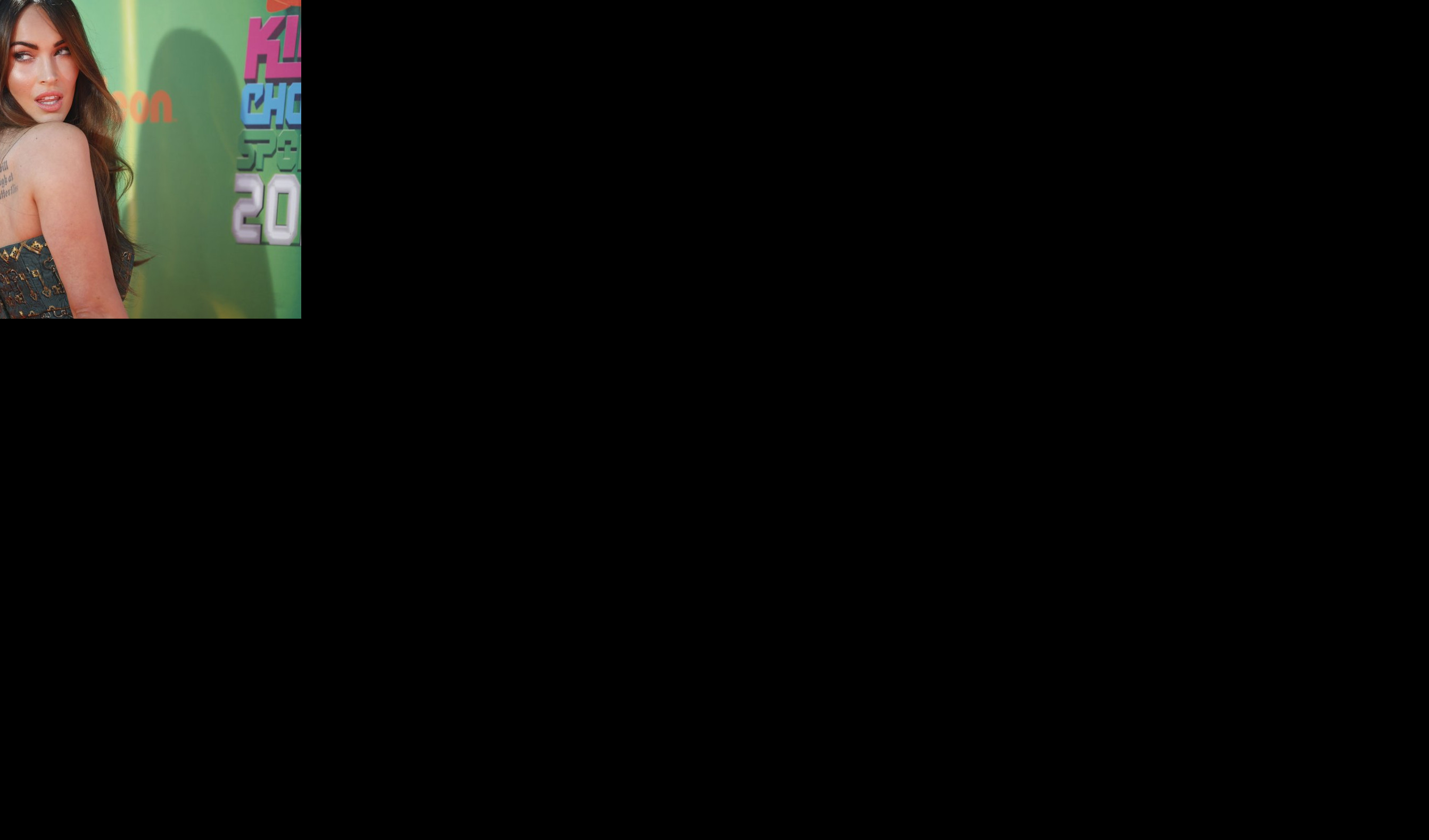 GRUDI SAMO ŠTO NE ISPADNU! Megan Foks traži DEVOJKU, njen verenik ODLEPIO, pa se odmah OGLASIO (FOTO)