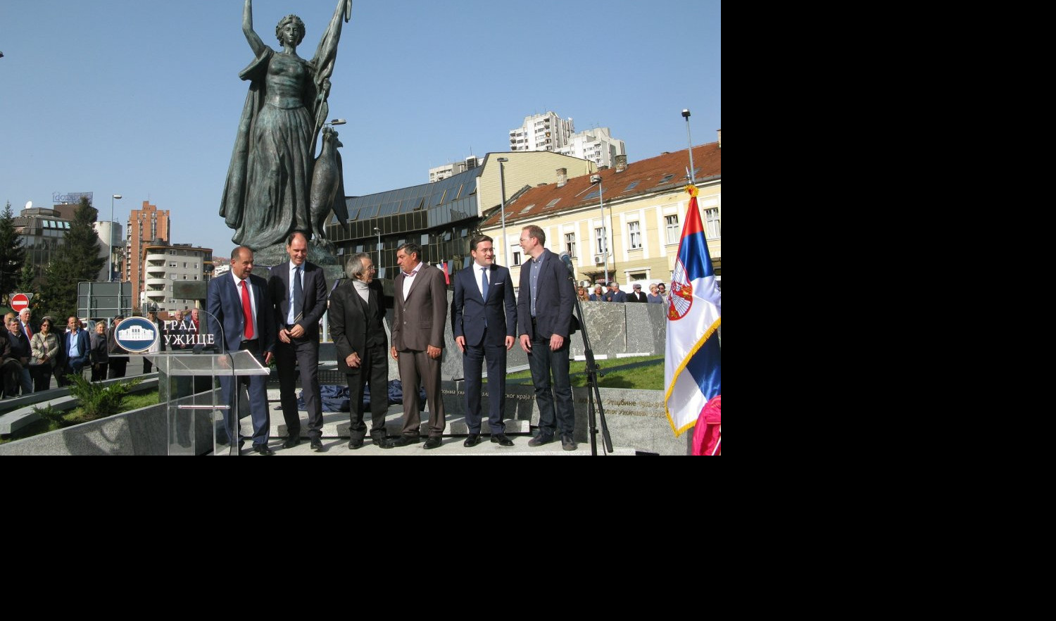 (FOTO) SELAKOVIĆ U UŽICU OTKRIO SPOMENIK U ZNAK OSLOBOĐENJA: VELIKA POBEDA je spomenik Srpkinji, majci, ženi i sestri, onoj koja je rodila heroje!