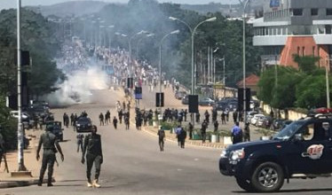 (UZNEMIRUJUĆI VIDEO) UŽAS U NIGERIJI: Vojska pravdala masakr nad demonstrantima Trampovim citatima?