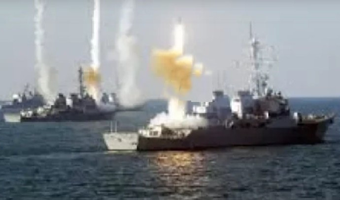 (VIDEO) RUSKA POMORSKA ZVER UPLOVILA U OMILJENO SRPSKO LETOVALIŠTE! Oficiri najnovijeg broda "Admiral Makarov" pokazuju ovu PLOVEĆU TVRĐAVU, građani u redu čekaju da vide deo Crnomorske flote!