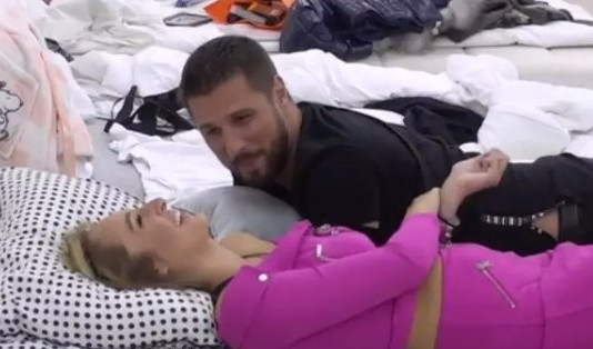 (VIDEO) GUTAO JU JE POGLEDOM: Luna i Marko završili zajedno u krevetu, držali se za ruke, PITANJE TRENUTKA KADA ĆE PASTI POLJUBAC!