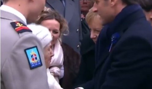 (HIT VIDEO) UDALA ANGELU ZA MAKRONA! Stogodišnja baka ubeđena da je Merkelova supruga predsednika Francuske!