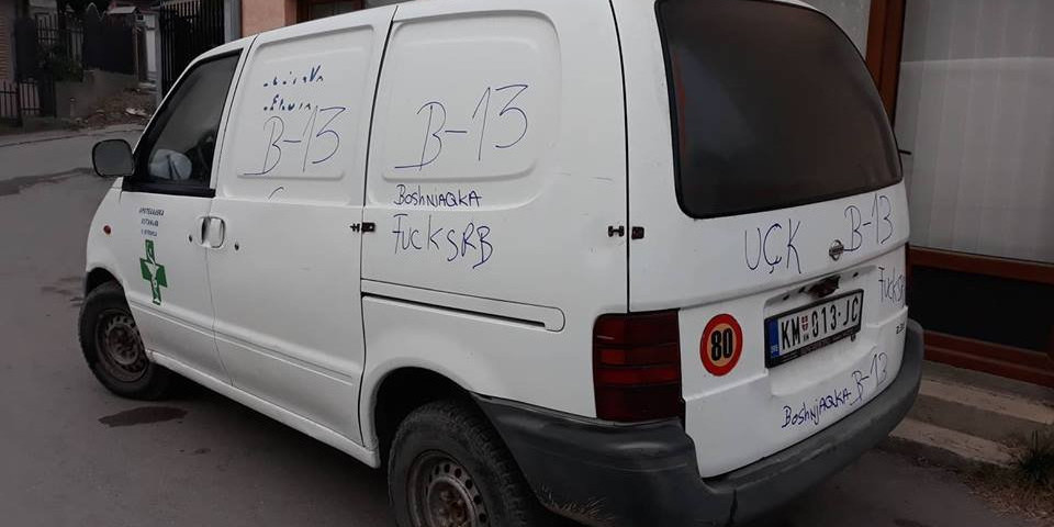 (FOTO) TERORISTIČKA GRUPA B13 OPET NAPADA I PRETI SRBIMA NA KIM! Naoružani su, agresivni, ne plaše se nikog, IZA NJIH STOJI TAČI...