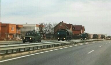 (FOTO) OPET ZVECKAJU ORUŽJEM! Naoružane trupe Tačija i Haradinaja nadiru ka Kosovskoj Mitrovici!