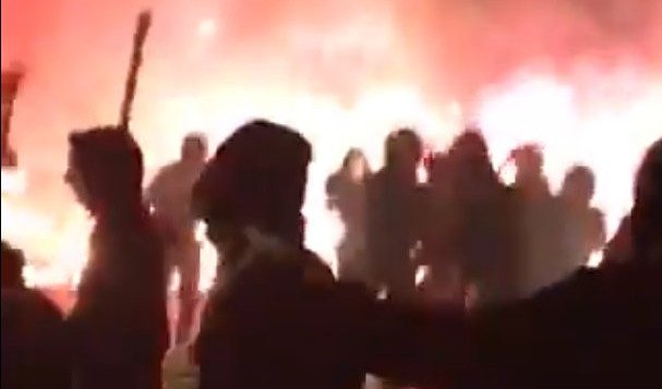 (VIDEO) ATINA U PLAMENU, RAT HULIGANA AJAKSA I AEK-A! Žestok obračun dve navijačke grupe u prestonici Grčke