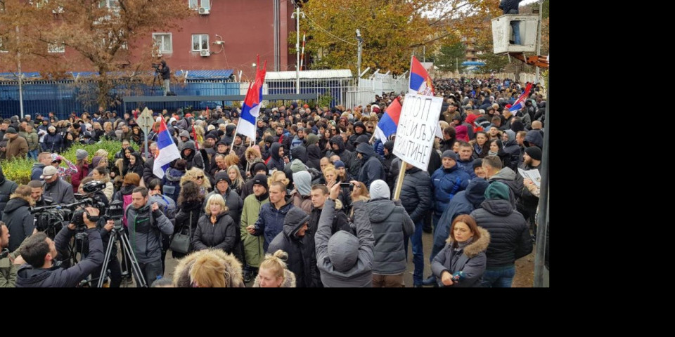 (VIDEO/FOTO) NEĆEMO DA ĆUTIMO I PLAĆAMO HARAČ! PROTEST SRBA ISPRED EULEKSA, a Šiptari kod mosta na Ibru slave albanski Dan zastave!